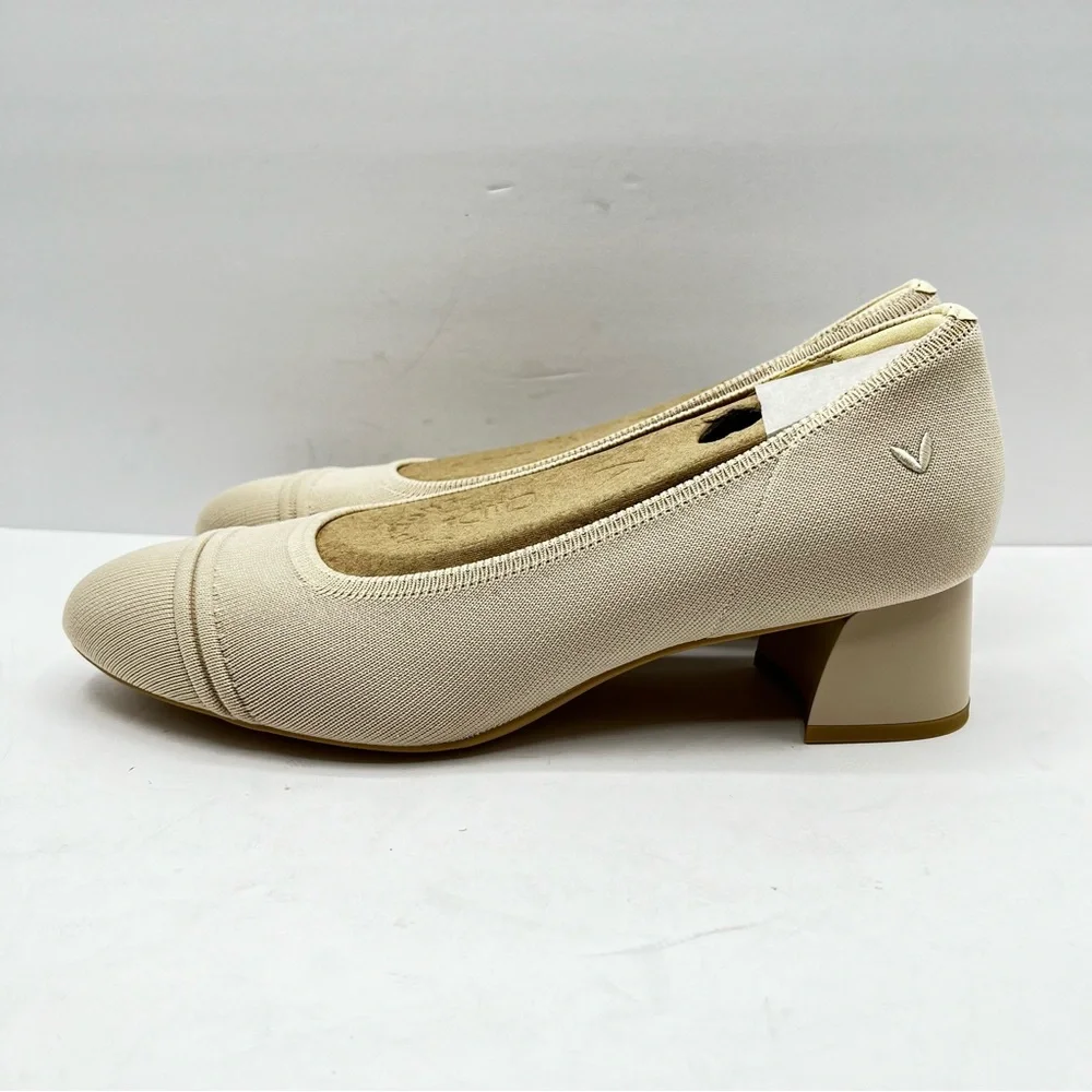 Vivaia Women’s Size 8.5 Julie Pro Cream Ivory Round Toe Chunky Heels